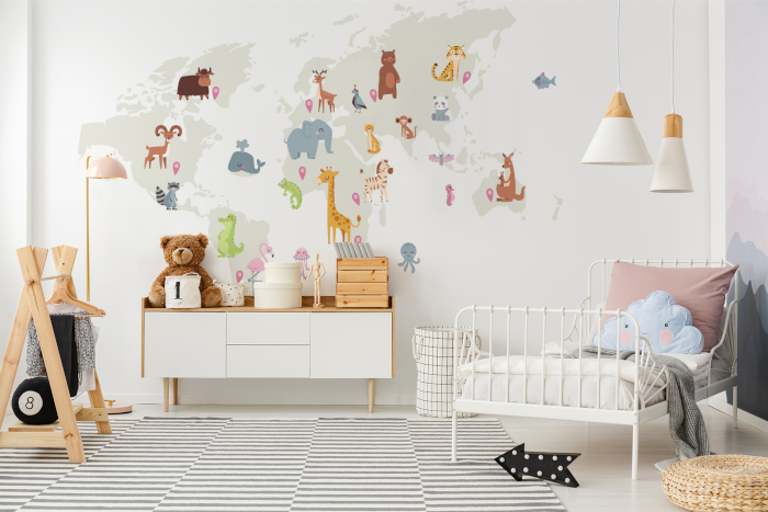 Niedlicher Sticker Weltkarte mit Tieren im Kinderzimmer