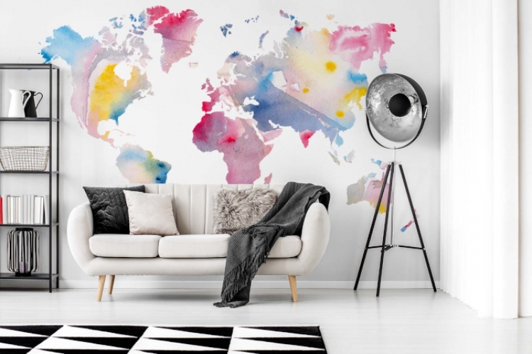 Helles Wohnzimmer mit buntem Sticker Weltkarte.jpg